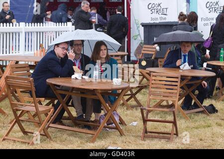 Farnborough, Hampshire, England, UK. 12 juillet, 2016. Averses de pluie se déplacent dans le sud de l'Angleterre et placez un linge humide début à la deuxième journée de l'International Air Show qui a eu lieu à Farnborough au cours des prochains jours. Crédit : Jeff Gilbert/Alamy Live News Banque D'Images