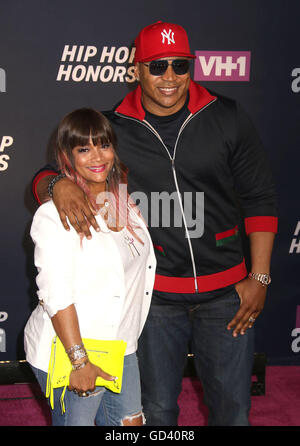 New York, New York, USA. 11 juillet, 2016. Artiste hip hop/acteur LL Cool J et son épouse SIMONE SMITH assister à la VH1 Hip Hop Distinctions : All Hail The Queens tapis rouge tenue à David Geffen Hall à Lincoln Center. Credit : Nancy/Kaszerman ZUMA Wire/Alamy Live News Banque D'Images