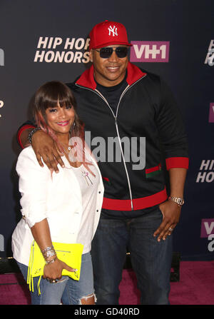 New York, New York, USA. 11 juillet, 2016. Artiste hip hop/acteur LL Cool J et son épouse SIMONE SMITH assister à la VH1 Hip Hop Distinctions : All Hail The Queens tapis rouge tenue à David Geffen Hall à Lincoln Center. Credit : Nancy/Kaszerman ZUMA Wire/Alamy Live News Banque D'Images