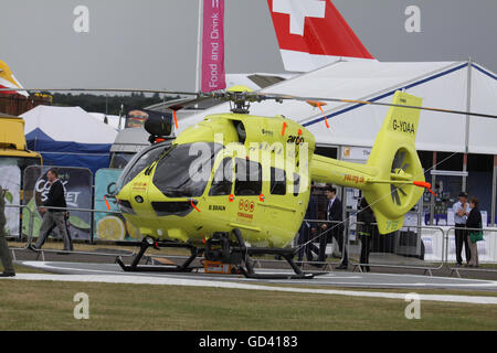 Farnborough, Hampshire, Royaume-Uni. 11 juillet 2016. Hélicoptère EC 145 Airbus - pour le Yorkshire Air Ambulance Farnborough International Air Show est l'Organisation remplaçant ses hélicoptères MD Explorer avec deux nouveaux hélicoptères EC145, l'organisation a déjà pris livraison de son premier hélicoptère YAAC-G qui est à l'installation d'Airbus Helicopters Oford subissant l'achèvement de la coque et l'équipement médical et de mettre en place sa deuxième ,G-YOAA sera remis à YAA à Farnborough avant d'aller à Oxford pour le Crédit : David Billinge/Alamy Live News Banque D'Images