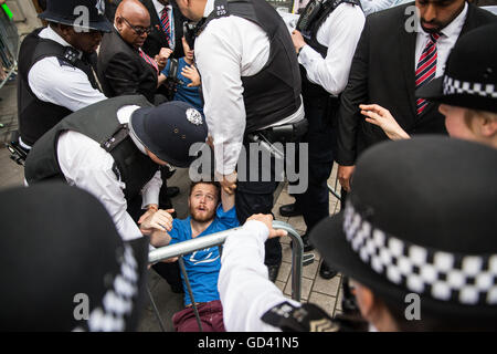 Londres, Royaume-Uni. 11 juillet, 2016. Les défenseurs des droits de bloquer l'entrée à une réception officielle pour le Farnborough International foire aux armements assisté par les marchands d'armes au Musée des sciences. Les manifestants, à partir de la campagne contre le commerce des armes, s'opposent en particulier à la vente d'armes à l'Arabie saoudite, utilisé dans des violations des droits de l'encontre de la population yéménite. Credit : Mark Kerrison/Alamy Live News Banque D'Images