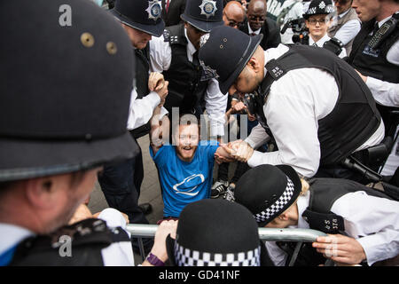 Londres, Royaume-Uni. 11 juillet, 2016. Les défenseurs des droits de bloquer l'entrée à une réception officielle pour le Farnborough International foire aux armements assisté par les marchands d'armes au Musée des sciences. Les manifestants, à partir de la campagne contre le commerce des armes, s'opposent en particulier à la vente d'armes à l'Arabie saoudite, utilisé dans des violations des droits de l'encontre de la population yéménite. Credit : Mark Kerrison/Alamy Live News Banque D'Images