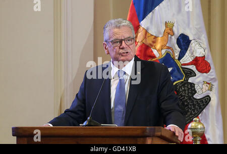 Santiago du Chili, Chili. 12 juillet, 2016. Le Président allemand Joachim Gauck s'exprimant lors de l'ex-Chilenian congrès national et l'ouverture du formun German-Chilenian à Santiago de Chile, Chili, 12 juillet 2016. Le chef de l'Etat allemand visite le Chili et l'Uruguay au cours d'un voyage de sept jours. PHOTO : WOLFGANG KUMM/dpa/Alamy Live News Banque D'Images