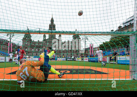 Glasgow, Ecosse, Royaume-Uni. 12 juillet, 2016. Goalmouth action à la Coupe du Monde des sans-abri dans la région de George Square, Glasgow. Crédit : Tony Clerkson/Alamy Live News Banque D'Images