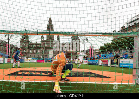 Glasgow, Ecosse, Royaume-Uni. 12 juillet, 2016. Goalmouth action à la Coupe du Monde des sans-abri dans la région de George Square, Glasgow. Crédit : Tony Clerkson/Alamy Live News Banque D'Images