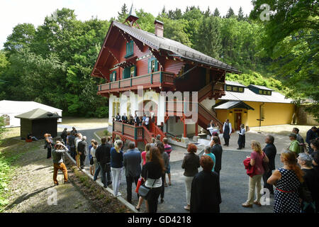 Kyselka, République tchèque. 12 juillet, 2016. Le musée de l'embouteillage des eaux minérales et l'eau minérale Mattoni local a été ouvert dans le pavillon dans le Loeschner restauré Kyselka ancienne ville thermale de Karlovy Vary en eaux minérales (KMV) ferme, en République tchèque, le 12 juillet 2016. © Slavomir Kubes/CTK Photo/Alamy Live News Banque D'Images