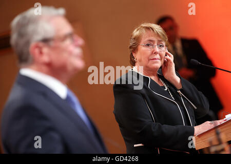 Santiago du Chili, Chili. 12 juillet, 2016. Le Président allemand Joachim Gauck et Chilenian Présidente Michelle Bachelet Jeria répondant aux questions des journalistes à Santiago de Chile, Chili, 12 juillet 2016. Le chef de l'Etat allemand visite le Chili et l'Uruguay au cours d'un voyage de sept jours. PHOTO : WOLFGANG KUMM/dpa/Alamy Live News Banque D'Images