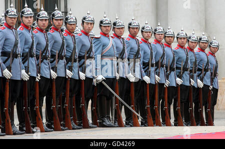 Santiago du Chili, Chili. 12 juillet, 2016. Les soldats de l'armée Chilenian en attente de l'arrivée de président allemand Joachim Gauck à Santiago de Chile, Chili, 12 juillet 2016. Le chef de l'Etat allemand visite le Chili et l'Uruguay au cours d'un voyage de sept jours. PHOTO : WOLFGANG KUMM/dpa/Alamy Live News Banque D'Images