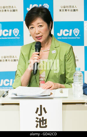 L'ancien ministre de la Défense Yuriko Koike parle au cours d'un débat public sur l'élection au poste de gouverneur de Tokyo le 12 juillet 2016, Tokyo, Japon. Les candidats ont répondu aux questions des étudiants universitaires au sujet de la société, l'économie, les Jeux Olympiques et d'autres questions à venir de l'élection au poste de gouverneur de Tokyo qui aura lieu le 31 juillet. Le débat public a été organisé par l'Intérêt Public Association constituée de la Jeune Chambre de Tokyo Tokyo (JC). © Rodrigo Reyes Marin/AFLO/Alamy Live News Banque D'Images