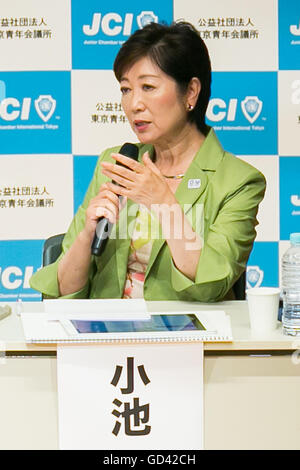 L'ancien ministre de la Défense Yuriko Koike parle au cours d'un débat public sur l'élection au poste de gouverneur de Tokyo le 12 juillet 2016, Tokyo, Japon. Les candidats ont répondu aux questions des étudiants universitaires au sujet de la société, l'économie, les Jeux Olympiques et d'autres questions à venir de l'élection au poste de gouverneur de Tokyo qui aura lieu le 31 juillet. Le débat public a été organisé par l'Intérêt Public Association constituée de la Jeune Chambre de Tokyo Tokyo (JC). © Rodrigo Reyes Marin/AFLO/Alamy Live News Banque D'Images