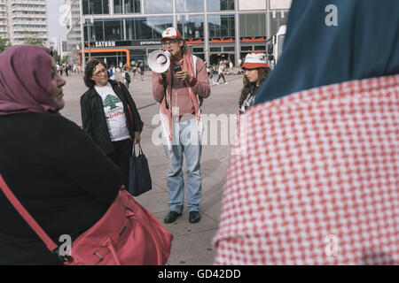 Berlin, Berlin, Allemagne. 12 juillet, 2016. Manifestations Anti Israël organisée par Martin Lejeune à Berlin qui a eu lieu sous la devise '10. Israelischer Jahrestag Angriff auf Liban und sein Volk ! [10e anniversaire de l'attaque israélienne sur le Liban et son peuple ! Crédit : Jan Scheunert/ZUMA/Alamy Fil Live News Banque D'Images
