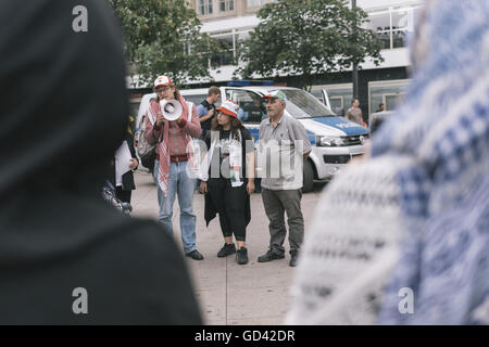 Berlin, Berlin, Allemagne. 12 juillet, 2016. Manifestations Anti Israël organisée par Martin Lejeune à Berlin qui a eu lieu sous la devise '10. Israelischer Jahrestag Angriff auf Liban und sein Volk ! [10e anniversaire de l'attaque israélienne sur le Liban et son peuple ! Crédit : Jan Scheunert/ZUMA/Alamy Fil Live News Banque D'Images
