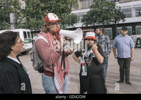 Berlin, Berlin, Allemagne. 12 juillet, 2016. Manifestations Anti Israël organisée par Martin Lejeune à Berlin qui a eu lieu sous la devise '10. Israelischer Jahrestag Angriff auf Liban und sein Volk ! [10e anniversaire de l'attaque israélienne sur le Liban et son peuple ! Crédit : Jan Scheunert/ZUMA/Alamy Fil Live News Banque D'Images