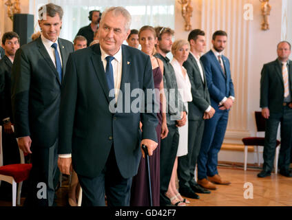 Prague, République tchèque. 12 juillet, 2016. Le Comité olympique tchèque (SRAS) a approuvé la nomination de 105 athlètes pour les prochains Jeux olympiques de 2010 à Rio de Janeiro à Prague, République tchèque, le 12 juillet 2016. L'équipe tchèque sera accompagné par 99 Aider le personnel, y compris un membre du personnel médical. La cérémonie d'investiture a été suivi par le Président Zeman (photo avant) qui est prévue pour assister à l'ouverture des Jeux au Brésil le 5 août. © Katerina Sulova/CTK Photo/Alamy Live News Banque D'Images