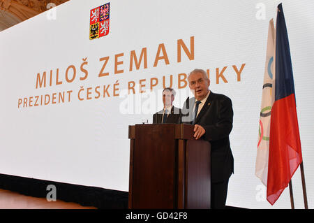 Prague, République tchèque. 12 juillet, 2016. Le Comité olympique tchèque (SRAS) a approuvé la nomination de 105 athlètes pour les prochains Jeux olympiques de 2010 à Rio de Janeiro à Prague, République tchèque, le 12 juillet 2016. L'équipe tchèque sera accompagné par 99 Aider le personnel, y compris un membre du personnel médical. La cérémonie d'investiture a été suivi par le Président Zeman (photo) qui est prévue pour assister à l'ouverture des Jeux au Brésil le 5 août. © Katerina Sulova/CTK Photo/Alamy Live News Banque D'Images