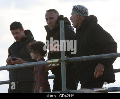 Portsmouth, Hampshire, Royaume-Uni. 12 juillet 2016. Stars de l'écran d'argent ont été repéré en Southsea aujourd'hui. Star hollywoodienne et auteur, Joan Collins et Pauline Collins, de Shirley Valentine la renommée, étaient dans le domaine du tournage de 'l'époque de leur vie', un style Thelma et Louise histoire de deux femmes qui ont de l'amitié, par un voyage inoubliable. Ils ont passé la majeure partie de la journée de tournage à l'hôtel Queen's salle de bal qui était en dehors des limites pour les clients pendant la durée. Credit : uknip/Alamy Live News Banque D'Images