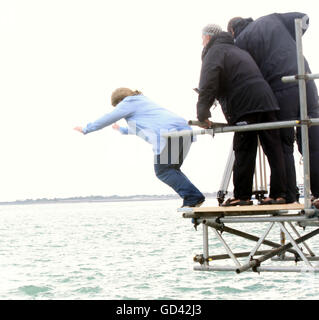 Portsmouth, Hampshire, Royaume-Uni. 12 juillet 2016. Stars de l'écran d'argent ont été repéré en Southsea aujourd'hui. Star hollywoodienne et auteur, Joan Collins et Pauline Collins, de Shirley Valentine la renommée, étaient dans le domaine du tournage de 'l'époque de leur vie', un style Thelma et Louise histoire de deux femmes qui ont de l'amitié, par un voyage inoubliable. Ils ont passé la majeure partie de la journée de tournage à l'hôtel Queen's salle de bal qui était en dehors des limites pour les clients pendant la durée. Credit : uknip/Alamy Live News Banque D'Images
