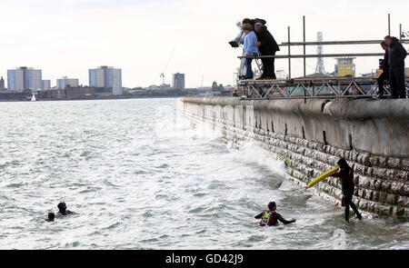 Portsmouth, Hampshire, Royaume-Uni. 12 juillet 2016. Stars de l'écran d'argent ont été repéré en Southsea aujourd'hui. Star hollywoodienne et auteur, Joan Collins et Pauline Collins, de Shirley Valentine la renommée, étaient dans le domaine du tournage de 'l'époque de leur vie', un style Thelma et Louise histoire de deux femmes qui ont de l'amitié, par un voyage inoubliable. Ils ont passé la majeure partie de la journée de tournage à l'hôtel Queen's salle de bal qui était en dehors des limites pour les clients pendant la durée. Credit : uknip/Alamy Live News Banque D'Images