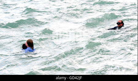 Portsmouth, Hampshire, Royaume-Uni. 12 juillet 2016. Stars de l'écran d'argent ont été repéré en Southsea aujourd'hui. Star hollywoodienne et auteur, Joan Collins et Pauline Collins, de Shirley Valentine la renommée, étaient dans le domaine du tournage de 'l'époque de leur vie', un style Thelma et Louise histoire de deux femmes qui ont de l'amitié, par un voyage inoubliable. Ils ont passé la majeure partie de la journée de tournage à l'hôtel Queen's salle de bal qui était en dehors des limites pour les clients pendant la durée. Credit : uknip/Alamy Live News Banque D'Images