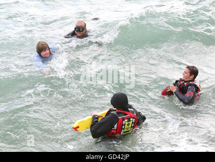 Portsmouth, Hampshire, Royaume-Uni. 12 juillet 2016. Stars de l'écran d'argent ont été repéré en Southsea aujourd'hui. Star hollywoodienne et auteur, Joan Collins et Pauline Collins, de Shirley Valentine la renommée, étaient dans le domaine du tournage de 'l'époque de leur vie', un style Thelma et Louise histoire de deux femmes qui ont de l'amitié, par un voyage inoubliable. Ils ont passé la majeure partie de la journée de tournage à l'hôtel Queen's salle de bal qui était en dehors des limites pour les clients pendant la durée. Credit : uknip/Alamy Live News Banque D'Images