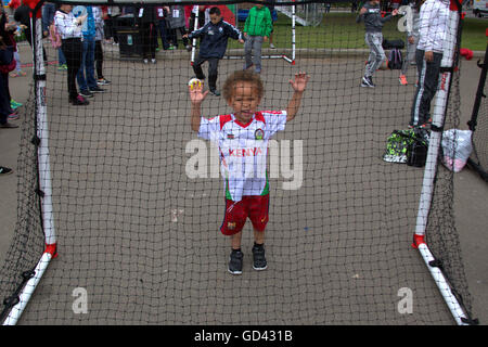 Glasgow, Écosse, Royaume-Uni 12 Juillet 2016. 2016 Coupe du Monde des sans-abri a lieu dans le coeur de Glasgow, du 10 au 16 juillet, un événement de 7 jours, Glasgow's George Square sera "la plus fascinante sur la planète." est allé(e) à aujourd'hui par Nicola Sturgeon Ecosse de premier ministre qui a été attaqué pour vos autoportraits. Credit : Gérard Ferry/Alamy Live News Banque D'Images