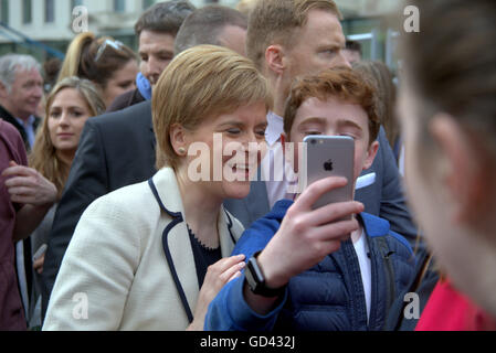 Glasgow, Écosse, Royaume-Uni 12 Juillet 2016. 2016 Coupe du Monde des sans-abri a lieu dans le coeur de Glasgow, du 10 au 16 juillet, un événement de 7 jours, Glasgow's George Square sera "la plus fascinante sur la planète." est allé(e) à aujourd'hui par Nicola Sturgeon Ecosse de premier ministre qui a été attaqué pour vos autoportraits. Credit : Gérard Ferry/Alamy Live News Banque D'Images