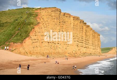 West Bay, Dorset, UK. 12 juillet, 2016. East Cliff et la plage de West Bay Crédit : Dorset Media Service/Alamy Live News Banque D'Images