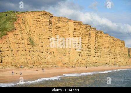 West Bay, Dorset, UK. 12 juillet, 2016. East Cliff et la plage de West Bay Crédit : Dorset Media Service/Alamy Live News Banque D'Images