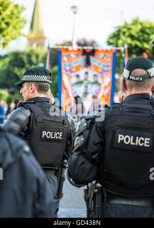 Belfast, Royaume-Uni. 12 juillet, 2016. Des photographies à partir d'aujourd'hui 12 juillet la fierté d'Ardoyne mars loyaliste qui a été arrêté à Woodvale Road par grand crédit : police op. Photographie DMc/Alamy Live News Banque D'Images