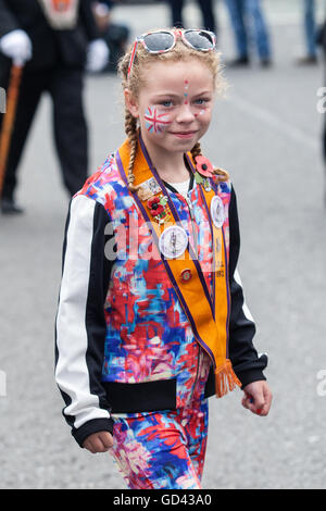 Belfast, Royaume-Uni. 12 juillet 2016. Une jeune fille portant un Loyal Orange commander Collarette célébrant le douzième. Il a son origine au cours de la fin du xviiie siècle dans l'Ulster. Elle célèbre la glorieuse révolution (1688) et victoire de roi protestant Guillaume d'Orange sur le roi catholique Jacques II à la bataille de la Boyne (1690) Credit : Bonzo/Alamy Live News Banque D'Images