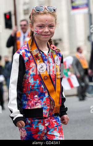 Belfast, Royaume-Uni. 12 juillet 2016. Une jeune fille portant un Loyal Orange commander Collarette célébrant le douzième. Il a son origine au cours de la fin du xviiie siècle dans l'Ulster. Elle célèbre la glorieuse révolution (1688) et victoire de roi protestant Guillaume d'Orange sur le roi catholique Jacques II à la bataille de la Boyne (1690) Credit : Bonzo/Alamy Live News Banque D'Images