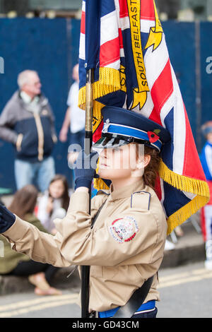 Belfast, Royaume-Uni. 12 juillet 2016. Une fille de l'Protastant Boys tenant le drapeau célébrant le douzième. Il a son origine au cours de la fin du xviiie siècle dans l'Ulster. Elle célèbre la glorieuse révolution (1688) et victoire de roi protestant Guillaume d'Orange sur le roi catholique Jacques II à la bataille de la Boyne (1690), Crédit : Bonzo/Alamy Live News Banque D'Images