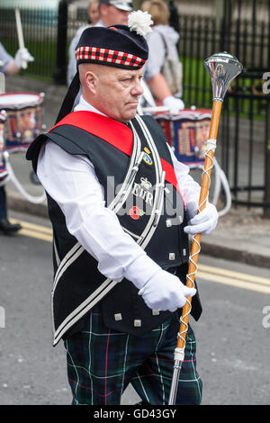 Belfast, Royaume-Uni. 12 juillet 2016. Un homme habillé en Tartan, célèbre le douzième. Il a son origine au cours de la fin du xviiie siècle dans l'Ulster. Elle célèbre la glorieuse révolution (1688) et victoire de roi protestant Guillaume d'Orange sur le roi catholique Jacques II à la bataille de la Boyne (1690) Credit : Bonzo/Alamy Live News Banque D'Images