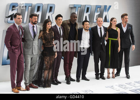 Londres, Royaume-Uni. 12 juillet 2016. L-R : Zachary Quinto, Karl Urban, Sofia Boutella, John Cho, Idris Elba, Justin Lin, Simon Pegg, Lydia Wilson et Chris Pine. Tapis rouge pour les arrivées au-delà de Star Trek. Paramount Pictures présente la première européenne de Star Trek au-delà à l'Empire Leicester Square. Credit : Bettina Strenske/Alamy Live News Banque D'Images