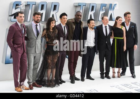 Londres, Royaume-Uni. 12 juillet 2016. L-R : Zachary Quinto, Karl Urban, Sofia Boutella, John Cho, Idris Elba, Justin Lin, Simon Pegg, Lydia Wilson et Chris Pine. Tapis rouge pour les arrivées au-delà de Star Trek. Paramount Pictures présente la première européenne de Star Trek au-delà à l'Empire Leicester Square. Credit : Bettina Strenske/Alamy Live News Banque D'Images