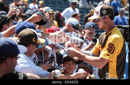 San Diego, USA. 12 juillet, 2016. SAN DIEGO, le 12 juillet 2016 | La Wil Myers des Padres, signe des autographes pour les fans avant le début de la partie d'étoiles au Petco Park, le mardi. | Photo par Hayne Palmour IV/San Diego Union-Tribune/crédit obligatoire : HAYNE PALMOUR IV/SAN DIEGO UNION TRIBUNE-/ZUMA PRESS San Diego Union-Tribune Photo par Hayne Palmour IV copyright 2016 Credit : Hayne Palmour iv/San Diego Union-Tribune/ZUMA/Alamy Fil Live News Banque D'Images