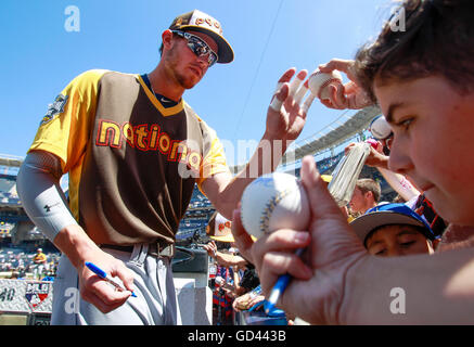San Diego, USA. 12 juillet, 2016. SAN DIEGO, le 12 juillet 2016 | La Wil Myers des Padres, signe des autographes pour les fans avant le début de la partie d'étoiles au Petco Park, le mardi. | Photo par Hayne Palmour IV/San Diego Union-Tribune/crédit obligatoire : HAYNE PALMOUR IV/SAN DIEGO UNION TRIBUNE-/ZUMA PRESS San Diego Union-Tribune Photo par Hayne Palmour IV copyright 2016 Credit : Hayne Palmour iv/San Diego Union-Tribune/ZUMA/Alamy Fil Live News Banque D'Images