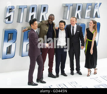 Londres, Royaume-Uni. 12 juillet, 2016. John Cho, Idris Elba , Justin Lin, Simon Pegg, Lydia Wilson assiste à la première UK de 'Star Trek au-delà" à l'Empire Leicester Square, le 12 juillet 2016 à Londres, en Angleterre. Crédit : Gary Mitchell/Alamy Live News Banque D'Images