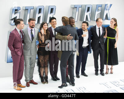 Londres, Royaume-Uni. 12 juillet, 2016. Zachary Quinto, Karl Urban, Sofia Boutella, John Cho, Idris Elba , Justin Lin, Simon Pegg, Chris Pine, Lydia Wilson assiste à la première UK de 'Star Trek au-delà" à l'Empire Leicester Square, le 12 juillet 2016 à Londres, en Angleterre. Crédit : Gary Mitchell/Alamy Live News Banque D'Images