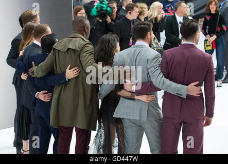 Londres, Royaume-Uni. 12 juillet, 2016. Zachary Quinto, Karl Urban, Sofia Boutella, John Cho, Idris Elba , Justin Lin, Simon Pegg, Chris Pine, Lydia Wilson assiste à la première UK de 'Star Trek au-delà" à l'Empire Leicester Square, le 12 juillet 2016 à Londres, en Angleterre. Crédit : Gary Mitchell/Alamy Live News Banque D'Images