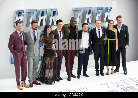 Londres, Royaume-Uni. 12 juillet, 2016. Zachary Quinto, Karl Urban, Sofia Boutella, John Cho, Idris Elba , Justin Lin, Simon Pegg, Chris Pine, Lydia Wilson assiste à la première UK de 'Star Trek au-delà" à l'Empire Leicester Square, le 12 juillet 2016 à Londres, en Angleterre. Crédit : Gary Mitchell/Alamy Live News Banque D'Images