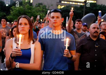 Dallas, Texas, USA. 12 juillet, 2016. Les bougies sont tenues au cours d'une veillée à l'hôtel de ville le lundi, Juillet 11, 2016 à Dallas. Cinq policiers ont été tués le 7 juillet lorsqu'un tireur a ouvert le feu lors d'une manifestation dans le centre-ville de Dallas. Crédit : Kevin Bartram/Alamy Live News Banque D'Images