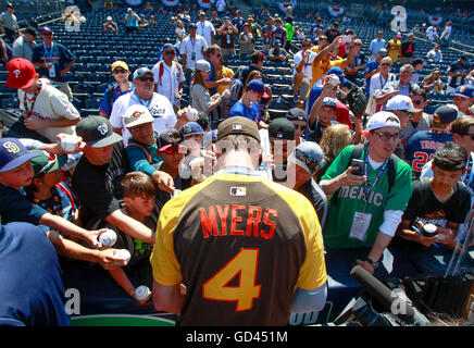 San Diego, USA. 12 juillet, 2016. SAN DIEGO, le 12 juillet 2016 | La Wil Myers des Padres, signe des autographes pour les fans avant le début de la partie d'étoiles au Petco Park, le mardi. | Photo par Hayne Palmour IV/San Diego Union-Tribune/crédit obligatoire : HAYNE PALMOUR IV/SAN DIEGO UNION TRIBUNE-/ZUMA PRESS San Diego Union-Tribune Photo par Hayne Palmour IV Copyright 2016 © Hayne Palmour iv/San Diego Union-Tribune/ZUMA/Alamy Fil Live News Banque D'Images