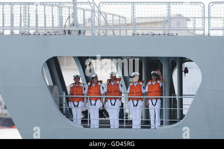 Honolulu, Etats-Unis. 12 juillet, 2016. Officiers et marins chinois sont vus sur le navire de ravitaillement de la Marine chinoise Gaoyou 'lac' dans le Pearl Harbor à Hawaï, aux États-Unis, le 12 juillet 2016. La flotte chinoise de "missiles de Xi'an', 'frégate missiles Hengshui' et 'navire' Lac Gaoyou a quitté le Pearl Harbor pour la phase en mer de la Rim of the Pacific (RIMPAC) 2016 mardi. © Yang Lei/Xinhua/Alamy Live News Banque D'Images