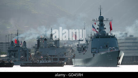 Honolulu, Etats-Unis. 12 juillet, 2016. Missiles chinois Xi'an (No. 153) quitte le Pearl Harbor à Hawaï, aux États-Unis, le 12 juillet 2016. La flotte chinoise de "missiles de Xi'an', 'frégate missiles Hengshui' et 'navire' Lac Gaoyou a quitté le Pearl Harbor pour la phase en mer de la Rim of the Pacific (RIMPAC) 2016 mardi. © Yang Lei/Xinhua/Alamy Live News Banque D'Images