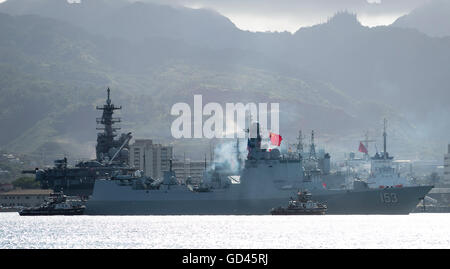 Honolulu, Etats-Unis. 12 juillet, 2016. Missiles chinois "Xi'an' quitte le Pearl Harbor à Hawaï, aux États-Unis, le 12 juillet 2016. La flotte chinoise de "missiles de Xi'an', 'frégate missiles Hengshui' et 'navire' Lac Gaoyou a quitté le Pearl Harbor pour la phase en mer de la Rim of the Pacific (RIMPAC) 2016 mardi. © Yang Lei/Xinhua/Alamy Live News Banque D'Images