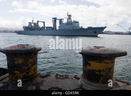 Honolulu, Etats-Unis. 12 juillet, 2016. Navire d'approvisionnement chinois Gaoyou 'lac' quitte le Pearl Harbor à Hawaï, aux États-Unis, le 12 juillet 2016. La flotte chinoise de "missiles de Xi'an', 'frégate missiles Hengshui' et 'navire' Lac Gaoyou a quitté le Pearl Harbor pour la phase en mer de la Rim of the Pacific (RIMPAC) 2016 mardi. © Yang Lei/Xinhua/Alamy Live News Banque D'Images