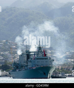 Honolulu, Etats-Unis. 12 juillet, 2016. Navire d'approvisionnement chinois Gaoyou 'lac' quitte le Pearl Harbor à Hawaï, aux États-Unis, le 12 juillet 2016. La flotte chinoise de "missiles de Xi'an', 'frégate missiles Hengshui' et 'navire' Lac Gaoyou a quitté le Pearl Harbor pour la phase en mer de la Rim of the Pacific (RIMPAC) 2016 mardi. © Yang Lei/Xinhua/Alamy Live News Banque D'Images