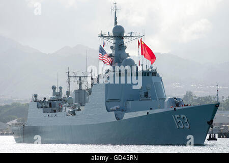 Honolulu, Etats-Unis. 12 juillet, 2016. Missiles chinois "Xi'an' quitte le Pearl Harbor à Hawaï, aux États-Unis, le 12 juillet 2016. La flotte chinoise de "missiles de Xi'an', 'frégate missiles Hengshui' et 'navire' Lac Gaoyou a quitté le Pearl Harbor pour la phase en mer de la Rim of the Pacific (RIMPAC) 2016 mardi. © Yang Lei/Xinhua/Alamy Live News Banque D'Images