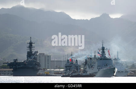 Honolulu, Etats-Unis. 12 juillet, 2016. Missiles chinois Xi'an (No. 153) quitte le Pearl Harbor à Hawaï, aux États-Unis, le 12 juillet 2016. La flotte chinoise de "missiles de Xi'an', 'frégate missiles Hengshui' et 'navire' Lac Gaoyou a quitté le Pearl Harbor pour la phase en mer de la Rim of the Pacific (RIMPAC) 2016 mardi. © Yang Lei/Xinhua/Alamy Live News Banque D'Images